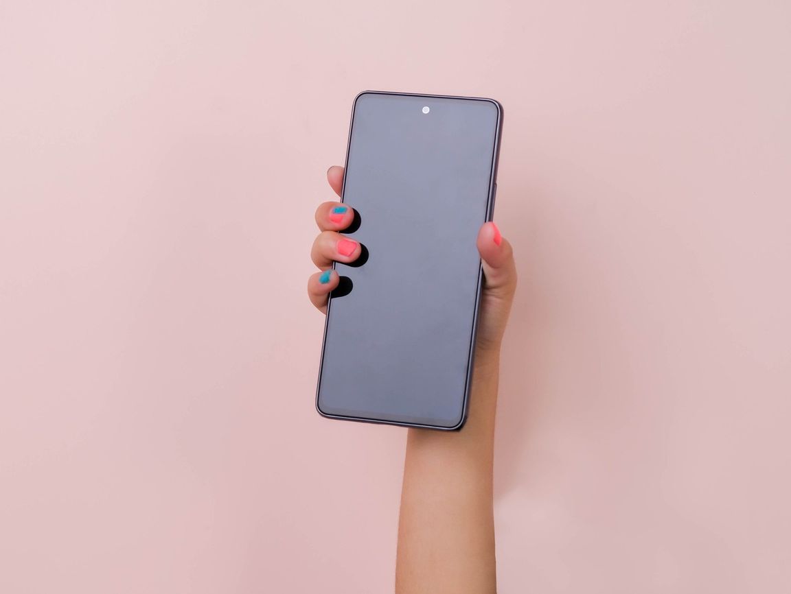 mano con smartphone fondo aislado